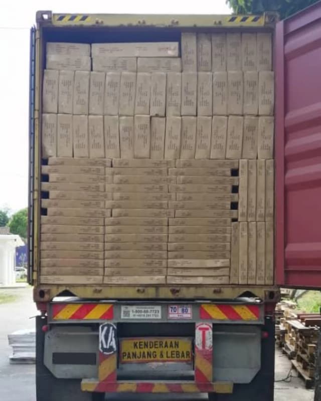 Container Loading Photo 3